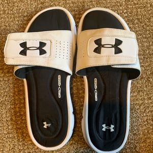 Under Armor Boys slides size 7